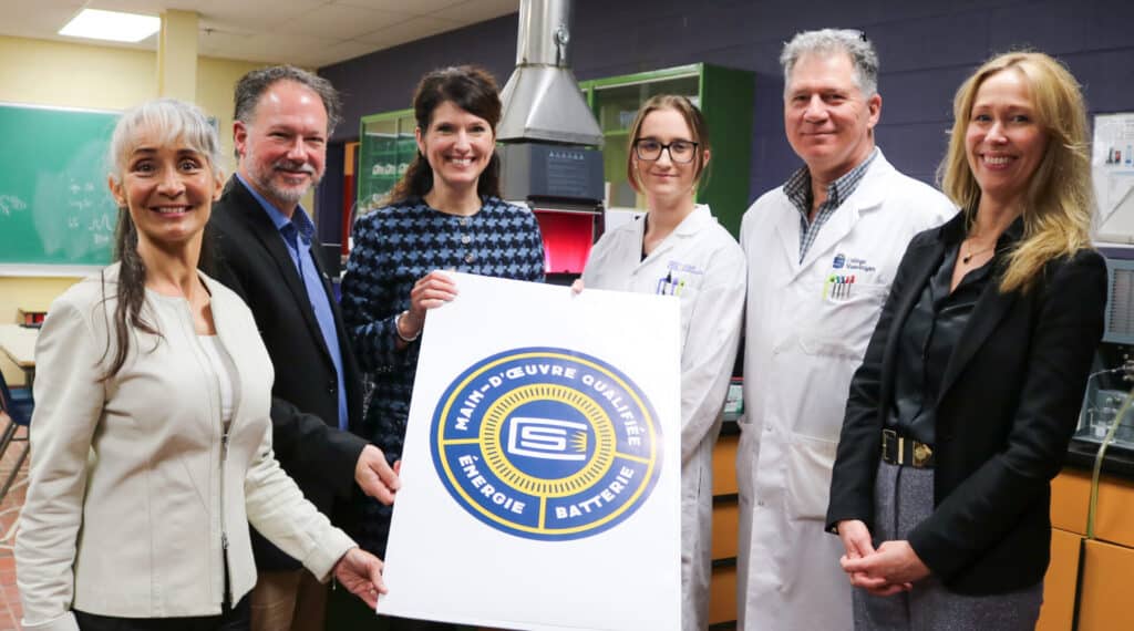 Sur la photo, dans l’ordre habituel : Mme Marie-Louise Tardif, députée de Laviolette–Saint-Maurice; M. Jean-François Léveillé, directeur général du Cégep de Shawinigan; Mme Nancy Déziel, directrice générale du CNETE; Mme Rosalie Brousseau, étudiante en Techniques de laboratoire, profil Chimie analytique au Cégep de Shawinigan; M. Alain Wilkin, enseignant en chimie au Cégep de Shawinigan; ainsi que Mme Michèle Landry, vice-présidente, développement du milieu de vie et partenariats, Vallée de la transition énergétique.