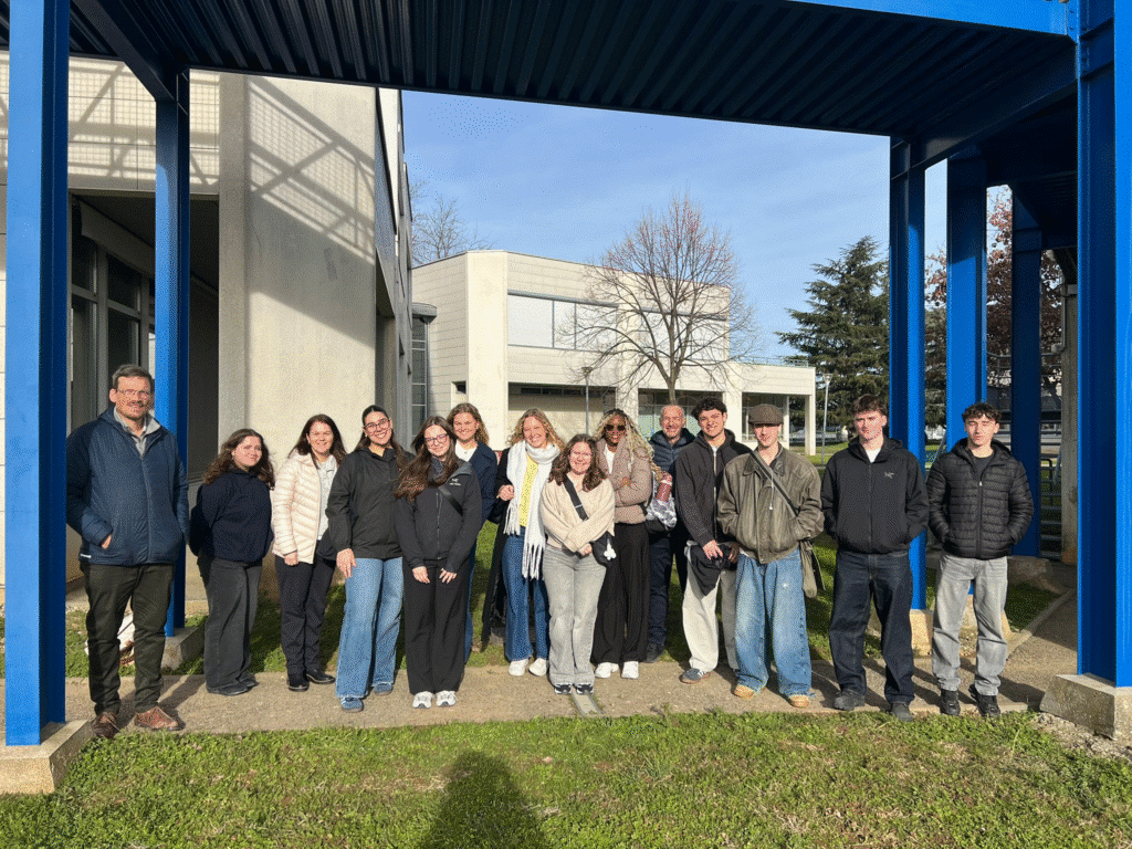 Sur la photo, nous apercevons le groupe composé d’étudiantes et étudiants français et québécois à l'IUT de Valence.