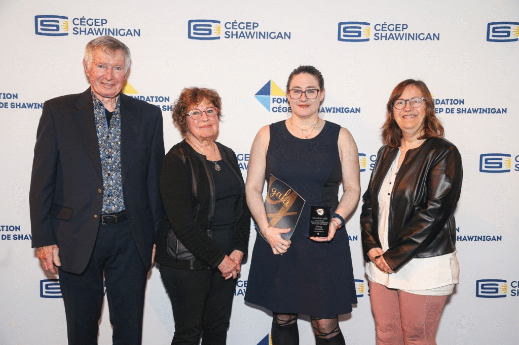 Sur la photo, dans l’ordre habituel : le couple de généreux donateurs M. Yvon Gagnon et Mme Colette Caron, l’étudiante récipiendaire de l’Athéna du DEC intensif en Techniques d’éducation spécialisée au CEC La Tuque, Daisy Gareau, ainsi que son enseignante, Mme Louise Vincent.